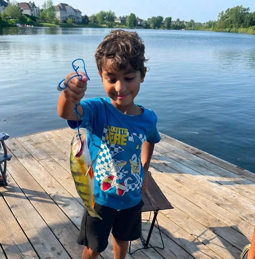 Mon fils tenant une perchaude qu'il a pêchée au Parc des Roseaux